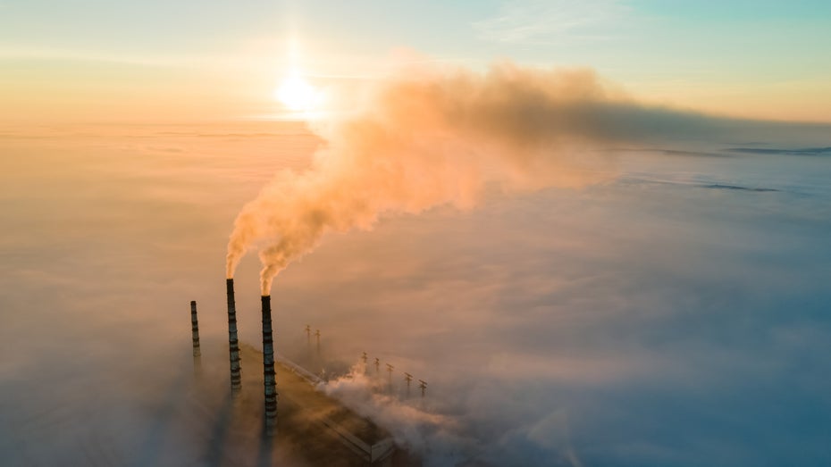 Trübe Aussichten: Der Bericht zum Globalen Kohlenstoffbudget berechnet die CO₂-Emissionen aus Kohle, Öl und Gas. (Foto: Bilanol/Shutterstock.com) Neuer Rekord bei den CO2-Emissionen – doch es gibt auch kleine Lichtblicke